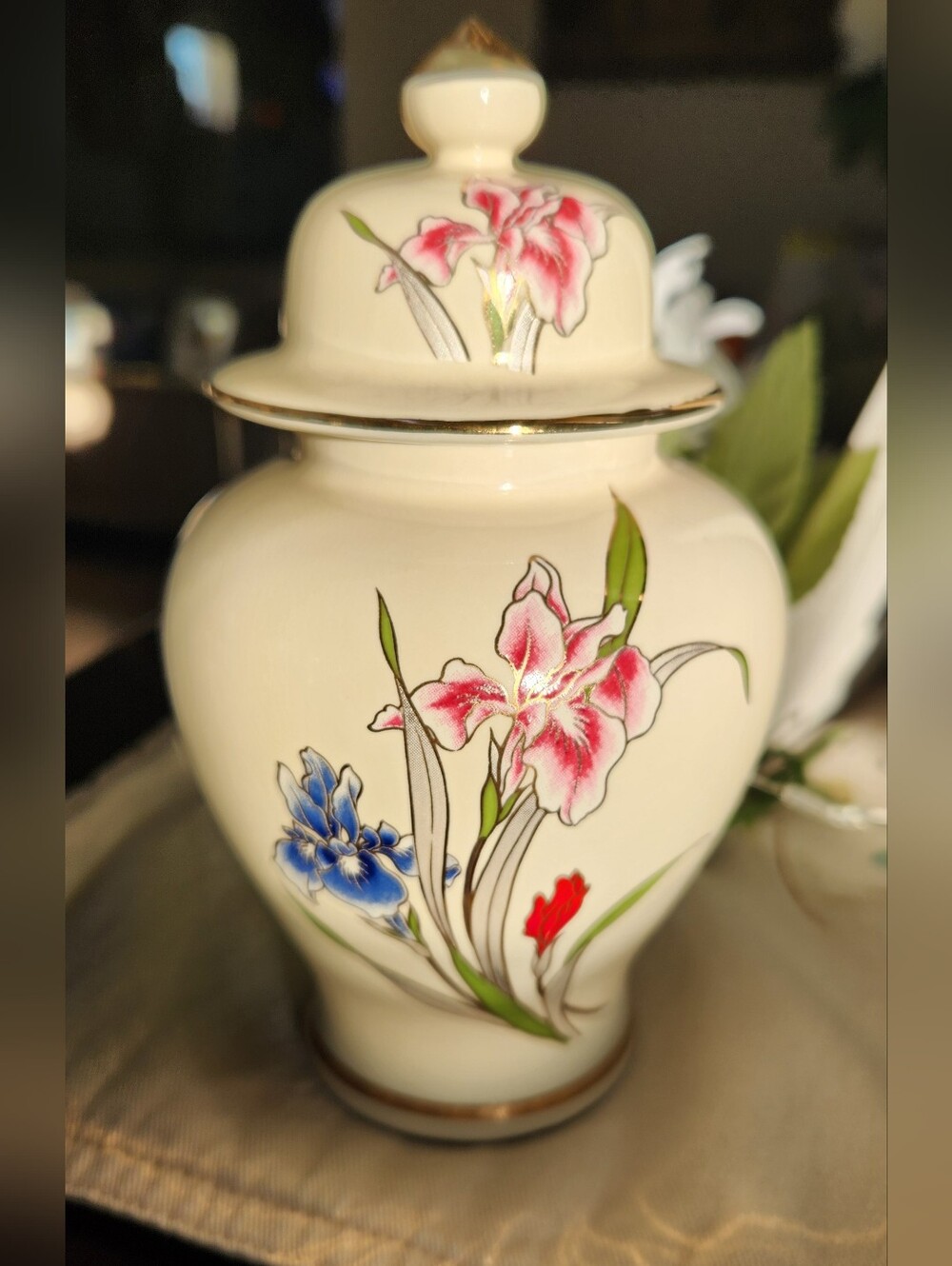 Vintage Asian Japanese Porcelain Ceramic Floral Ginger Jar with Lid, 6.5"